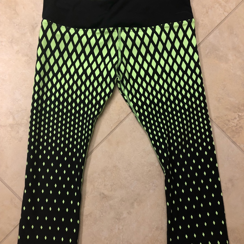 Lorna Jane crops size large